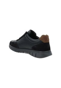 Sneaker nera in pelle con accenti in suede, suola in gomma, punta arrotondata, tacco marrone a contrasto e design con lacci.