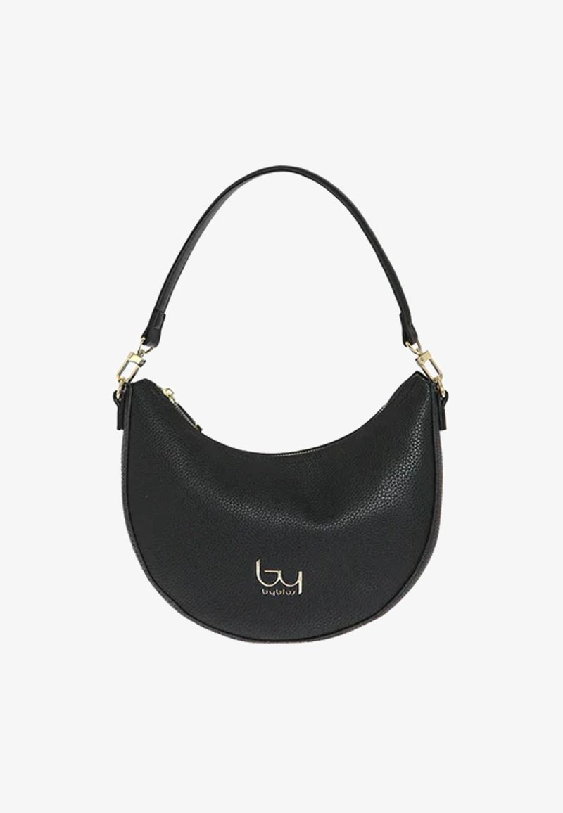 Borsa a tracolla nera a forma di mezzaluna con finitura texturizzata, accessori in tono oro, chiusura con cerniera e piccolo logo metallico al centro davanti.