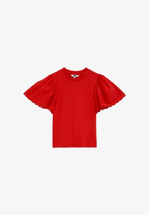 Camiseta roja de algodón con mangas cortas tipo ala que presentan bordado de ojales a lo largo de los bordes y un cuello redondo clásico.