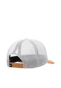 Weiße Mesh-Snapback-Kappe mit einem beigen Schirm, ausgestattet mit einem einstellbaren Plastikriemen auf der Rückseite und einem Logotag an der Seite.