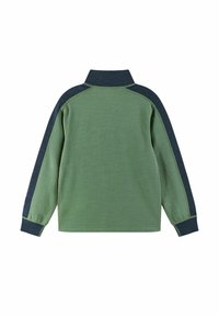 Grüner Pullover mit hohem Kragen, dunkelblauen Schulterakzenten und langen Ärmeln. Weiche Textur mit gerippten Bündchen und nahtlosem Schulterdesign.