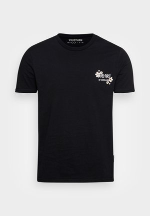 Schwarzes T-Shirt mit kurzen Ärmeln und Rundhalsausschnitt, mit kleinem weißen Text "The Art of Rebellion" und Blumengrafiken auf der linken Brust.