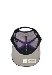 Casquette New Era violette et grise avec une visière plate, intérieur en maille, snapback réglable et étiquette NFL. À l'intérieur, on trouve des étiquettes imprimées et des coutures.