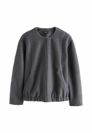 Jachetă gri, cu fermoar, dintr-un material texturat, având un guler rotund și o margine elastică. Designul include buzunare laterale și cusături verticale.