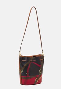 Bucketväska i slätt läder med svart och röd design, guldfärgad hårdvara, brun rem och dekorativa kedjemönster.