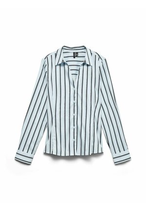 Lyseblå langermet skjorte med knapper foran og svarte vertikale striper. Har spiss krage og mansjetter, laget av glatt stoff.