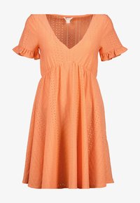 Vestido naranja de algodón con mangas cortas con volantes, escote en V profundo y patrón de ojales. Falda acampanada con tela texturizada y recortes circulares.
