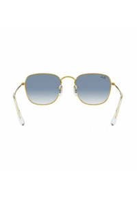 Occhiali da sole rettangolari con montatura in metallo dorato e lenti blu sfumate. Le estremità delle stecche trasparenti garantiscono comfort. Presentano un design a doppio ponte.