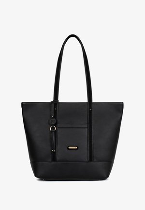 Borsa tote in pelle nera con manici lunghi, tasca frontale, targhetta logo color oro e piccolo pendente decorativo rotondo appeso a una cinghia.