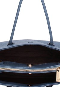 Borsa a mano blu con texture, due manici, accessori in oro, tasca interna con cerniera e un ampio compartimento principale foderato in tessuto.