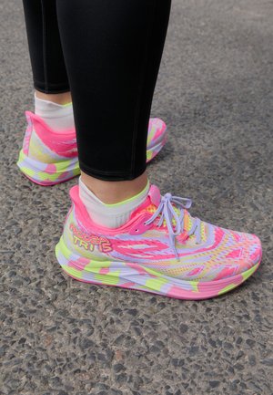ASICS NOOSA TRI 15 - Zapatillas running asfalto - hot pink/safety yellow