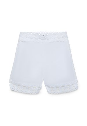 Weiße Damenshorts mit gewelltem Spitzenbesatz am Bund, an den Seiten und am Saum, mit bestickten Lochstickereien.
