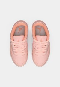 Lys rosa sneakers med en glat finish, der har snørebånd, mesh-sidelapper og et subtilt logo på tungen og indersålen.
