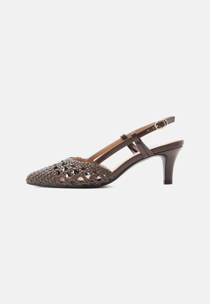 Καφέ πλεκτή γόβα slingback με μυτερή μύτη, ρυθμιζόμενο λουράκι στον αστράγαλο και μεσαίου ύψους κωνικό τακούνι σε λευκό φόντο.