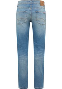 Jasnoniebieskie jeansy z denimu o prostych nogawkach i wyblakłej fakturze. Posiadają dwie tylne kieszenie, kontrastowe szwy oraz brązową skórzaną łatę na pasie.