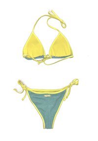 Top bikini giallo a triangolo con accenti di glitter turchese; si annoda al collo e nella parte posteriore. Fondo bikini coordinato turchese con bordi gialli e lacci.