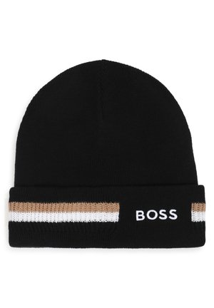 Bonnet en tricot noir avec revers plié, rayures beige et blanches, et le mot BOSS brodé en blanc à l'avant.