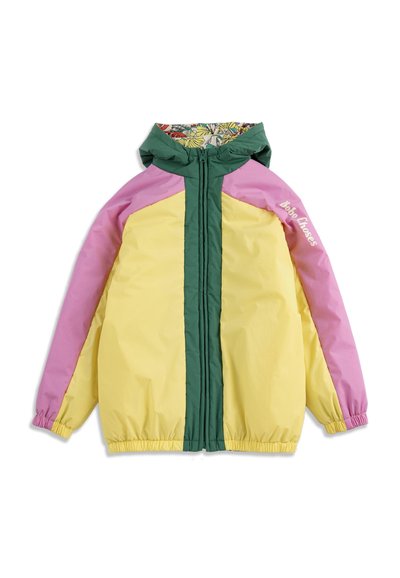 Kinderjack met capuchon, geel lijfje, roze mouwen, groen ritsgedeelte, elastische manchetten en voering van de capuchon met bloemenpatroon.