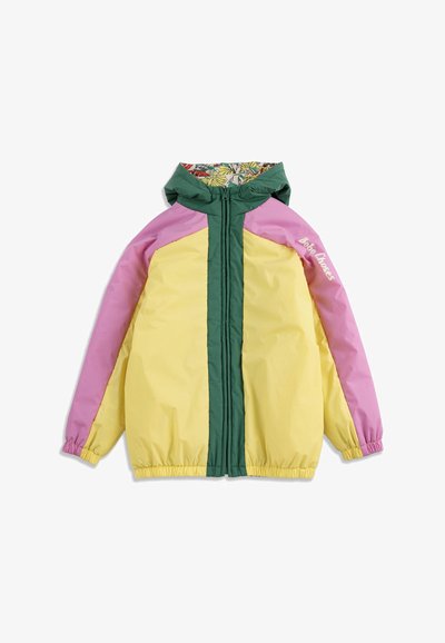 Kinderjack met capuchon, geel lijfje, roze mouwen, groen ritsgedeelte, elastische manchetten en voering van de capuchon met bloemenpatroon.