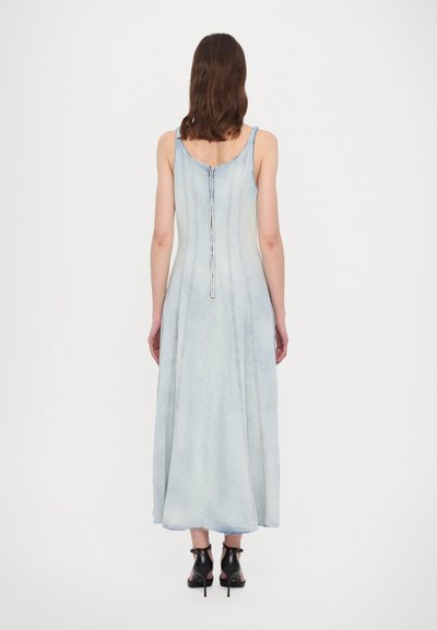 Hellblaues Denim-Maxikleid mit verstellbaren Trägern, geradem Schnitt und durchgehender Knopfleiste auf der Rückseite. Merkmale sind sichtbare Nähte und ein ausgefranstes Saumdesign.