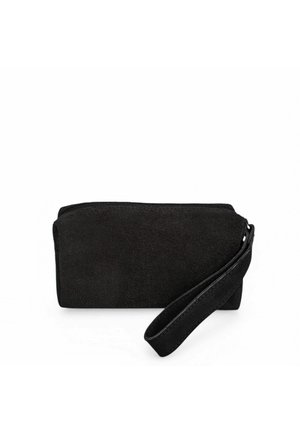Pochette noire en daim pour poignet avec fermeture éclair en haut et bracelet attaché sur fond blanc.