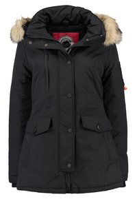 Musta talviparka, jossa karvareunuksella varustettu huppu, kaksi etutaskua ja vetoketjusulku. Sisältää lämpimän, eristetyn ja pintakuvioidun kankaan.