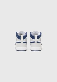 Høye sneakers med grå kropp, marineblå detaljer og hvit såle. Har polstret krage og tunge med logodetaljer på sidene.