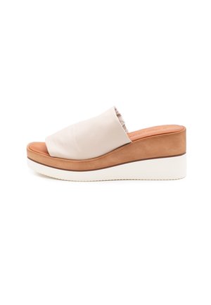 Sandalo scivoloso in pelle beige con una parte superiore ampia, suola a piattaforma in marrone chiaro e bianco, dotato di una soletta imbottita e leggero rialzo del tacco.