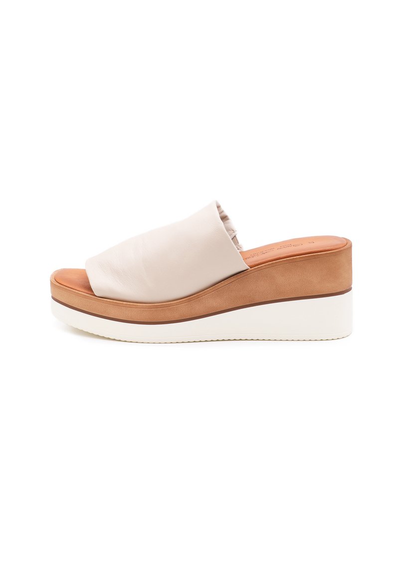 Sandalo scivoloso in pelle beige con una parte superiore ampia, suola a piattaforma in marrone chiaro e bianco, dotato di una soletta imbottita e leggero rialzo del tacco.