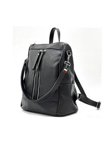 Zwarte leren rugzak met textuur, twee voorzakken met rits, verstelbare schouderriem en sleutelhanger met Italiaans vlagdetail.