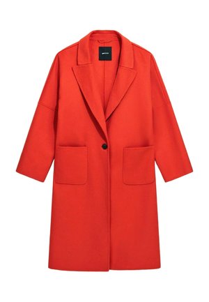 Lungo cappotto rosso brillante in lana con ampi risvolti, chiusura con un unico bottone nero e due tasche applicate frontali.
