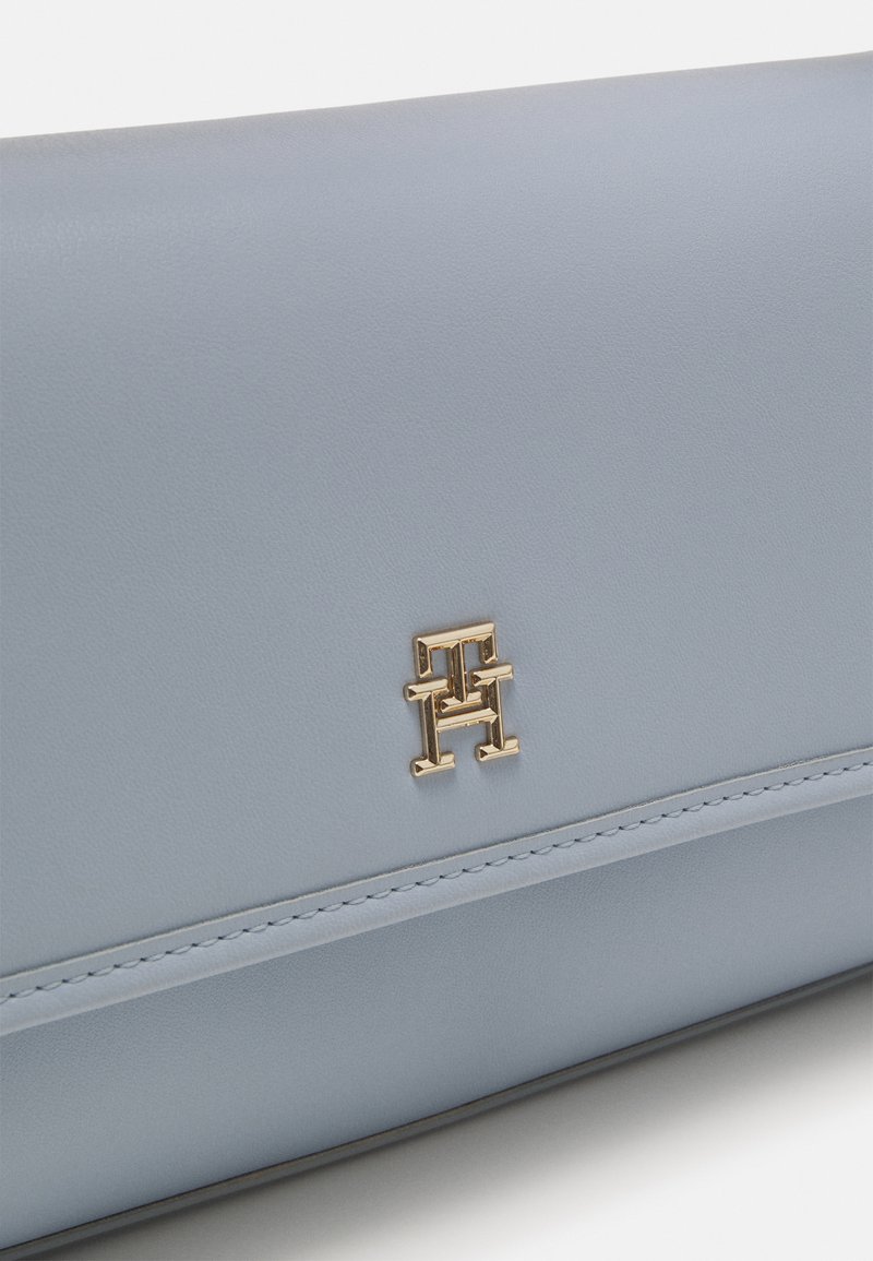 Tommy Hilfiger MONOTYPE SHOULDER BAG - Handtasche - breezy blue  