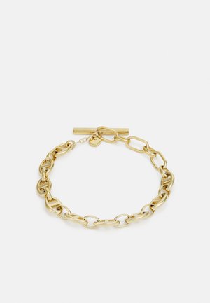 Gullfarget kjedearmbånd med store ovale og runde lenker, glatt tekstur og en hengslet lås med en liten accent charm.