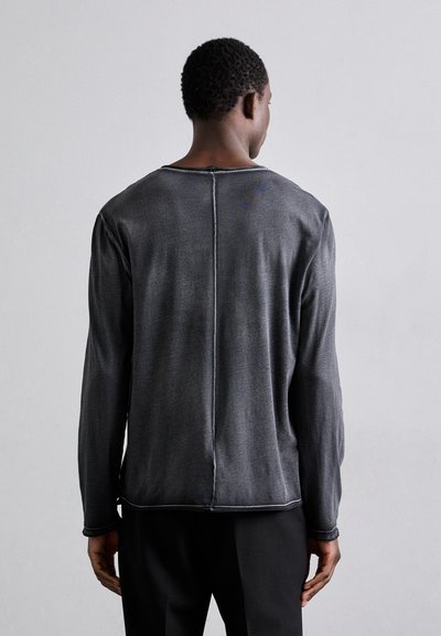 Blusa cinza de mangas longas, feita de um tecido suave, com gola redonda e costuras visíveis ao longo das seemas. Vista traseira lisa, sem padrões.