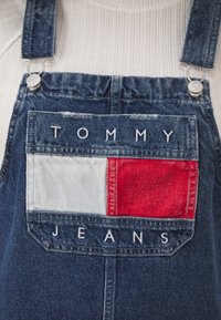 Tommy Jeans PINAFORE DRESS - Denimkjoler - denim medium