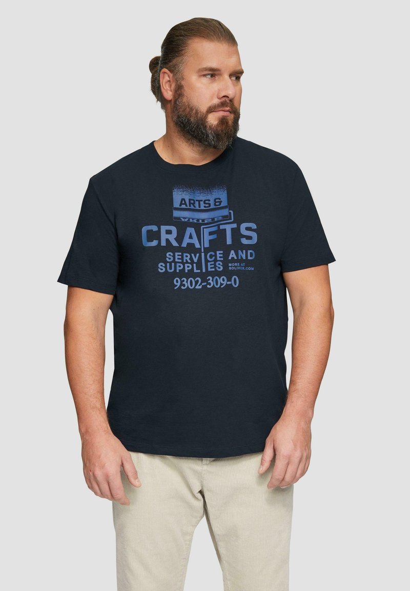 Donkerblauwe katoenen t-shirt met witte en lichtblauwe tekst: "KUNST EN HANDWERK SERVICE EN MATERIALEN" met een verfroller graphic.