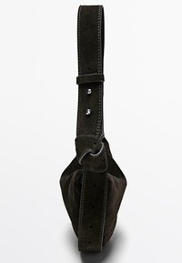Braune Wildleder-Handtasche mit geknotetem Träger, verziert mit silberfarbenen Nieten und einem eleganten, abgerundeten Design. Weiche Textur und minimalistischer Stil.