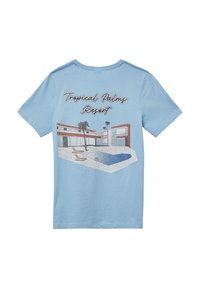Lichtblauw T-shirt met een afbeelding van een resort met een zwembad, palmbomen en ligstoelen, met de tekst "Tropical Palms Resort" in cursief.