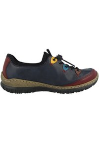Scarpa in pelle blu dal design elegante, con lacci decorativi in rosso e multicolore. Presenta una suola testurizzata e una punta arrotondata.