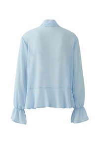 Hellblaue, langärmlige Bluse mit Rüschen an den Manschetten und am Saum, mit hohem Kragen und lockerem, fließendem Stoff, von hinten gezeigt.