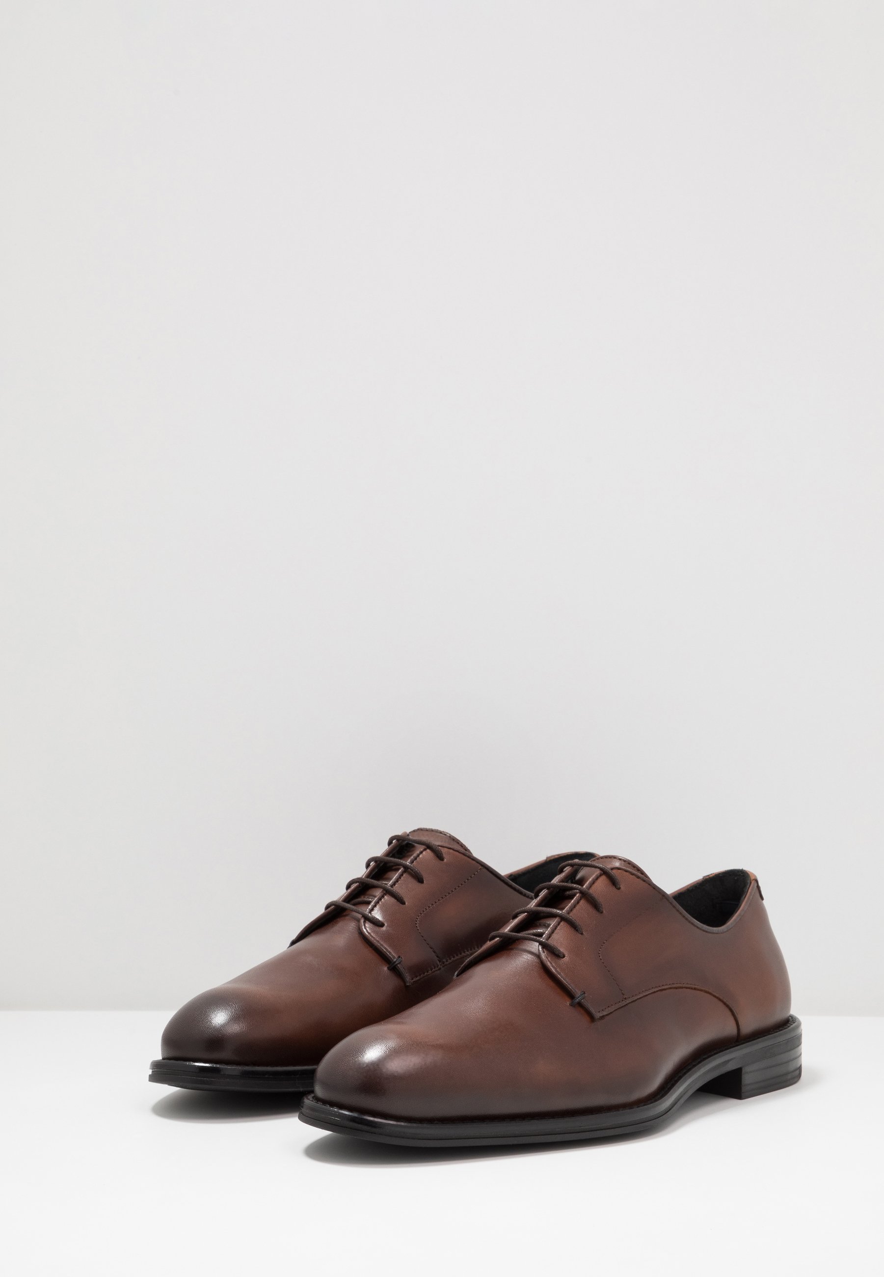 Tiger of Sweden TRENT Pensko med snøring medium brown Kurt Geiger London FARRINGDON DERBY Pensko med snøring