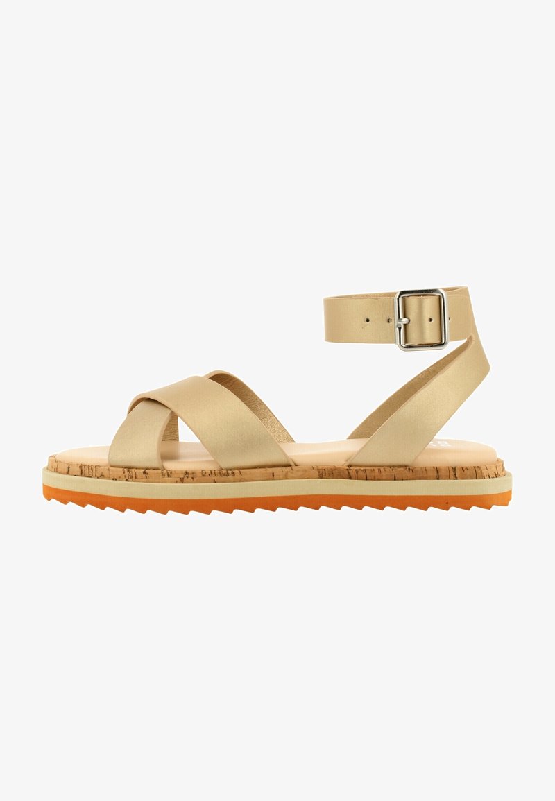 Sandalias de tiras beige con suela de corcho, que cuentan con una suela exterior texturizada de color naranja. Correa en el tobillo ajustable con un detalle de hebilla plateada.