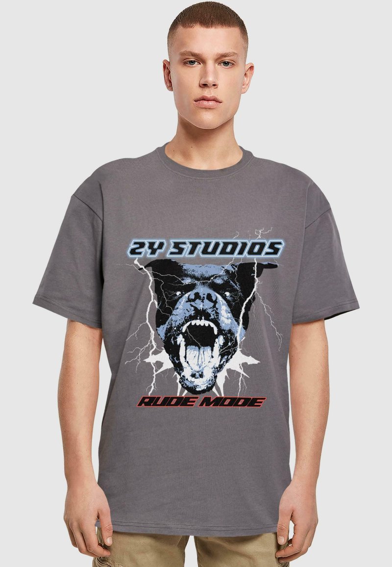 Šedé bavlněné tričko s grafickým potiskem naštvaného psa s blesky a textem "2Y STUDIOS" a "RUDE MODE."
