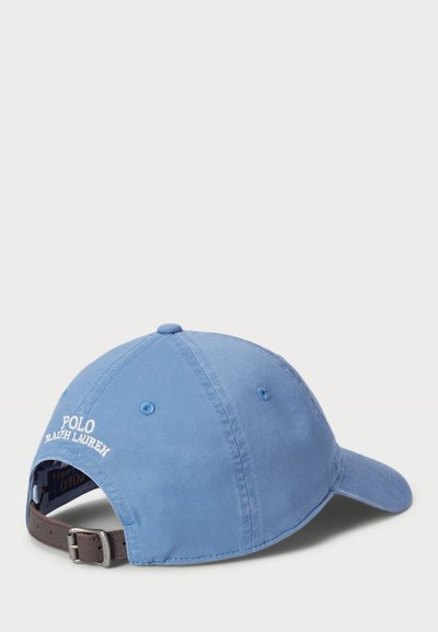 Modra bombažna bejzbol kapa z nastavljivim rjavim usnjenim trakom, na hrbtni strani pa bele vezenine "POLO RALPH LAUREN".
