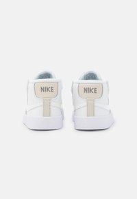 Nike Sportswear BLAZER MID '77 UNISEX - Sapatilhas de cano alto - summit white/clear/light orewood brown/white