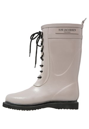 Botín de lluvia de goma en gris claro con punta redondeada, parte frontal con cordones negros y parte superior texturizada. Suela gruesa negra con detalles de costura blanca.