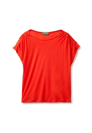 Haut rouge pour femme à manches courtes avec des détails froncés aux épaules et une large encolure ronde, présenté à plat sur fond blanc.