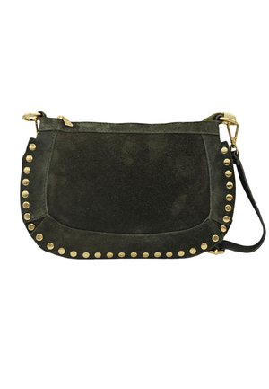 Sac bandoulière en daim vert foncé avec des clous dorés sur les bords, une fermeture éclair dorée et une sangle réglable avec des fermoirs dorés.