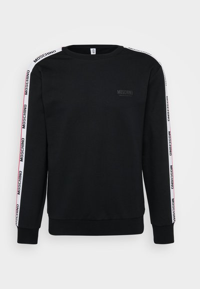 Juodas medvilnės džemperis su apvalia apykakle, ilgomis rankovėmis ir baltomis šoninėmis juostomis su raudonais ir juodais Moschino logotipais.