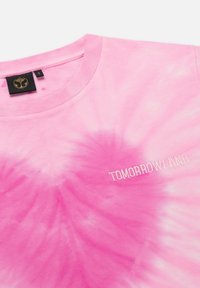 Roze tie-dye t-shirt met een ronde hals, voorzien van een witte geborduurde "TOMORROWLAND" logo op de voorkant. Zachte katoen materiaal textuur.